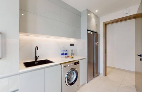 Jadaf Apartamento | Luxury 3BR Designer Retreat with Parking