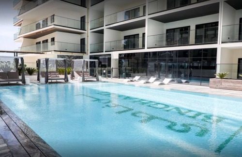 Jadaf Apartamento | Luxury 3BR Designer Retreat with Parking