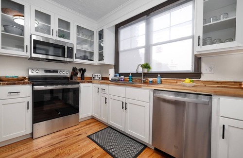 Bassett Casa | Luxury 3BR Getaway Steps From the River access