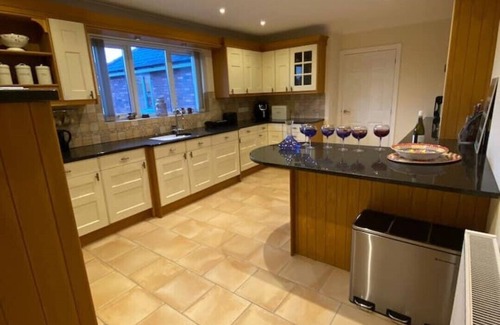 Newtown Casa | Luxury 4-5 Bed Home with Games Room and Balcony
