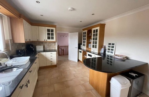 Newtown Casa | Luxury 4-5 Bed Home with Games Room and Balcony