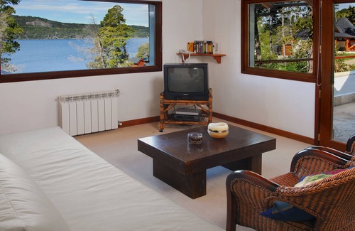 San Carlos de Bariloche Casa | Luxury 4 Bedroom House with Hot Tub HV6