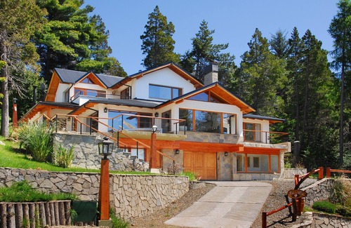 San Carlos de Bariloche Casa | Luxury 4 Bedroom House with Hot Tub HV6