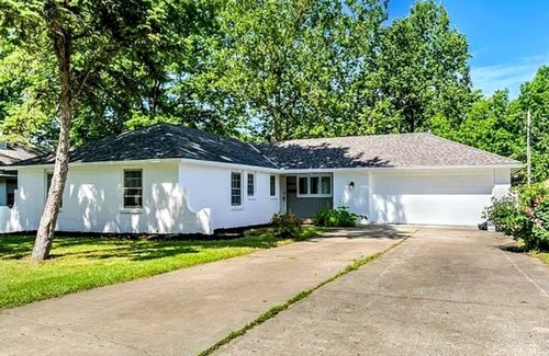 Kansas City Casa | Luxury 4 Bed Room Near Stadium