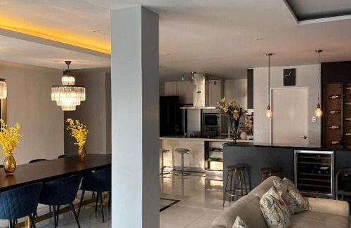Cainta Apartamento | Luxury 4 Bedroom Apartment