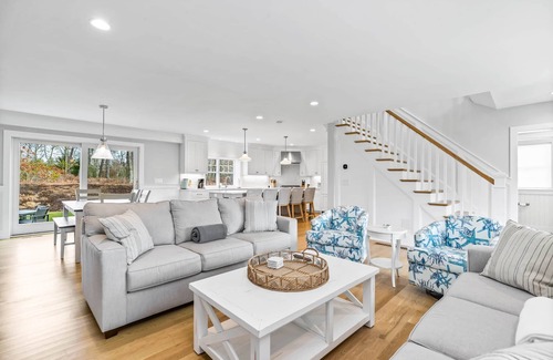 East Harwich Casa | Luxury 4 Bedroom Harwich Home - Centrally Located