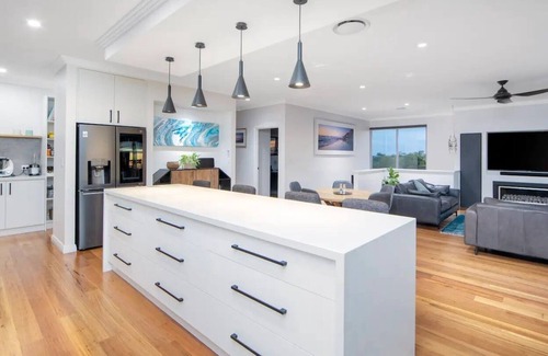 Karrinyup Casa | Luxury 4 bedroom home with pool and huge balcony