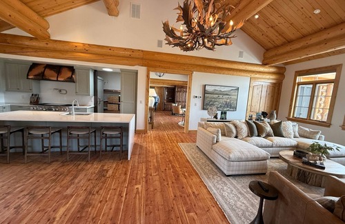 Jackson Hole Casa | Luxury 4-bedroom house and 2 bedroom Guest House in awesome Jackson, WY.