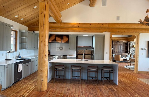 Jackson Hole Casa | Luxury 4-bedroom house and 2 bedroom Guest House in awesome Jackson, WY.