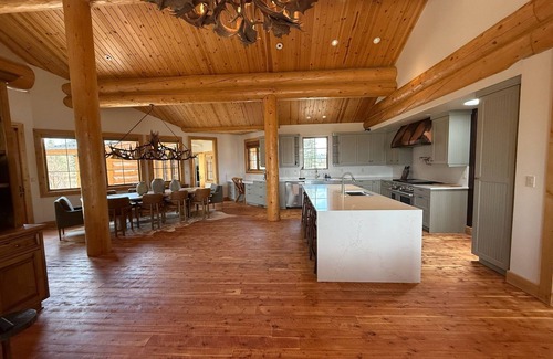 Jackson Hole Casa | Luxury 4-bedroom house and 2 bedroom Guest House in awesome Jackson, WY.
