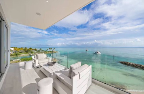 Palm Cay Condominio | Luxury 4-bedroom Oceanfront Oasis