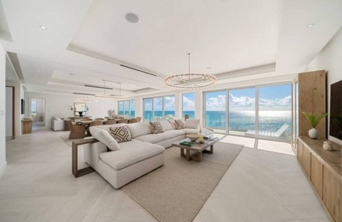 Palm Cay Condominio | Luxury 4-bedroom Oceanfront Oasis
