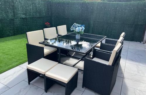 Oldbury Casa | Luxury 4 bedroom Retreat; with hot tub & parking