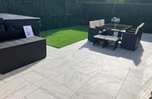 Oldbury Casa | Luxury 4 bedroom Retreat; with hot tub & parking