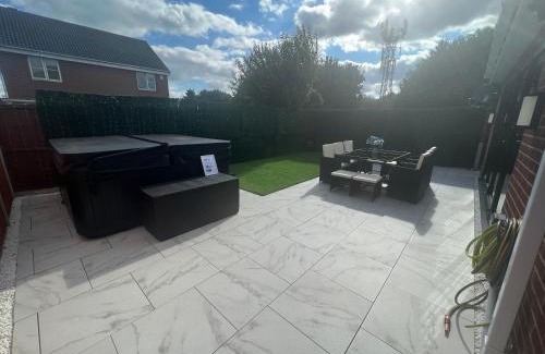 Oldbury Casa | Luxury 4 bedroom Retreat; with hot tub & parking