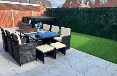Oldbury Casa | Luxury 4 bedroom Retreat; with hot tub & parking