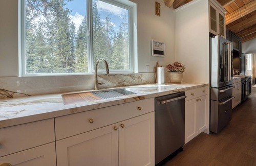 McCall Casa | Luxury 4-Bedroom Retreat with Sauna and Hot Tub in Marvelous McCall!