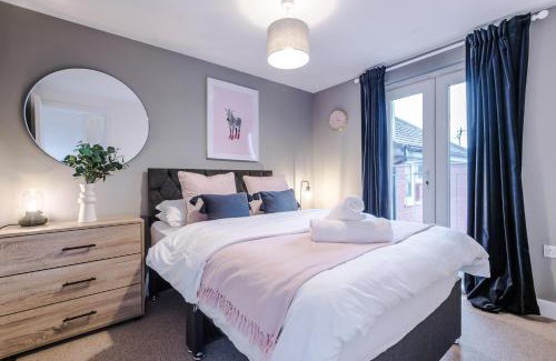 Burslem Casa | Luxury 4-bedroom Stoke Home Sleeps 10 by PureStay