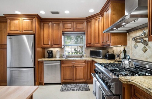 Pompano Isles Casa | Luxury 4 Bedroom Pool Home Just Steps Away from Private Beach! Billiards~Ping Pong~Near The Action!