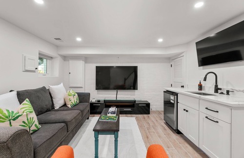 Hill East Casa | Luxury 4 BR Capitol Hill Home, Steps to Metro, Walk to Capitol and DC Landmarks