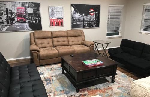San Antonio Villa | Luxury 4 BR home with Pool near attractions (Cobbl.)
