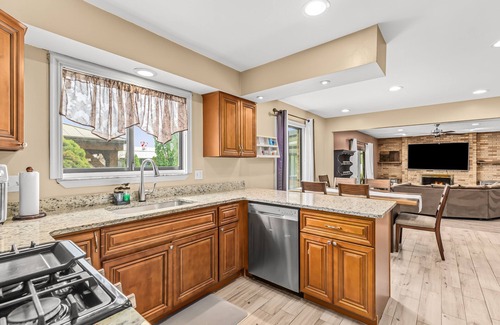 Livonia Casa | Luxury 4-BR Retreat: Spacious & Elegance!