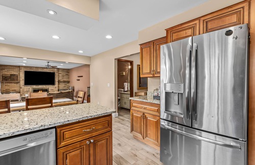 Livonia Casa | Luxury 4-BR Retreat: Spacious & Elegance!