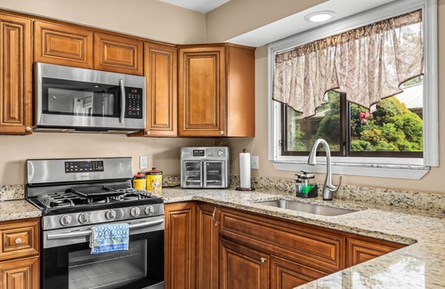 Livonia Casa | Luxury 4-BR Retreat: Spacious & Elegance!