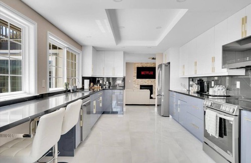 Spring Valley Casa | Luxury 4 BR w/ Serene Lake Views
