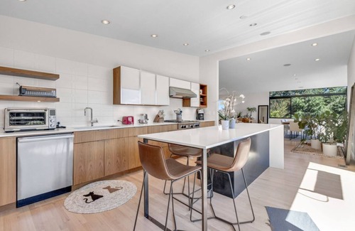 Southeast Magnolia Casa | Luxury 4000 sqft Home with Gym, Sauna, CityViews