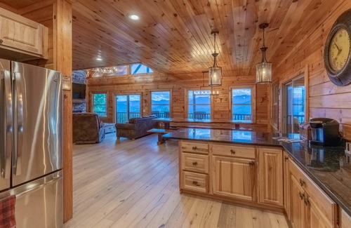 Waynesville Cabina | Luxury 4200 sqft Log Cabin on 50 Acres! Sleeps 16!