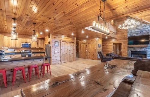 Waynesville Cabina | Luxury 4200 sqft Log Cabin on 50 Acres! Sleeps 16!