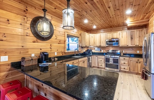 Waynesville Cabina | Luxury 4200 sqft Log Cabin on 50 Acres! Sleeps 16!