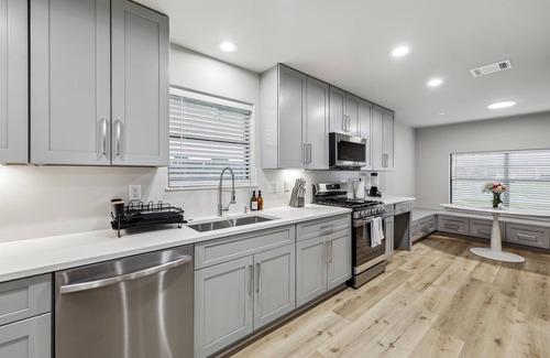 Westbury Casa | Luxury 4Bd 2Ba w Hot-Tub & Cinema Room - 14 guest
