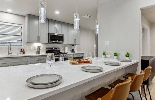 Westbury Casa | Luxury 4Bd 2Ba w Hot-Tub & Cinema Room - 14 guest