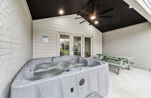 Westbury Casa | Luxury 4Bd 2Ba w Hot-Tub & Cinema Room - 14 guest