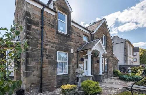 Bonnybridge Villa | Luxury 4BR, Free Parking, Near Beach, Sleeps 8