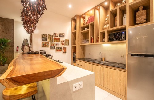 Berawa Cabaña | Luxury 4BR Haven, Steps to Canggu's Beach Elegance