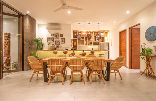 Berawa Cabaña | Luxury 4BR Haven, Steps to Canggu's Beach Elegance