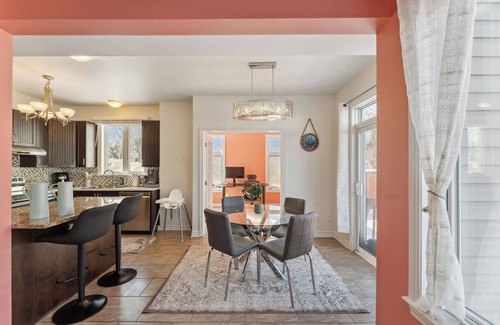 Ottawa Division Casa | Luxury 4BR Home | Sleeps 8 | Private & Near Shops in Ottawa