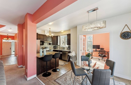 Ottawa Division Casa | Luxury 4BR Home | Sleeps 8 | Private & Near Shops in Ottawa