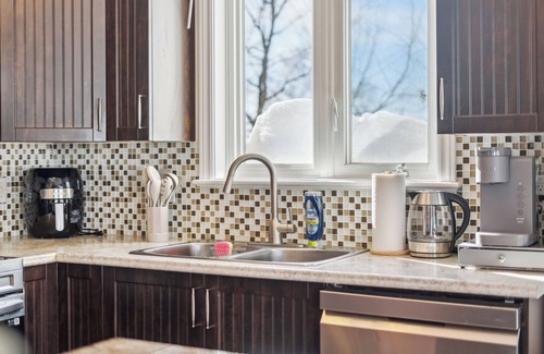 Ottawa Division Casa | Luxury 4BR Home | Sleeps 8 | Private & Near Shops in Ottawa