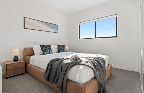 Helensvale Casa | Luxury 4BR Home with Pool Gym and BBQ in Helensvale