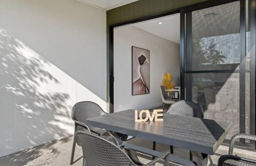 Helensvale Casa | Luxury 4BR Home with Pool Gym and BBQ in Helensvale
