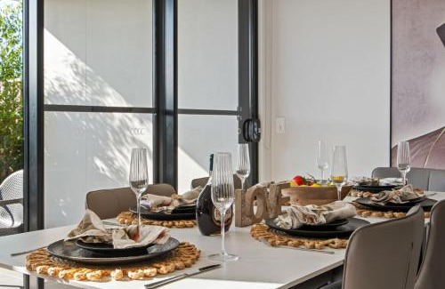 Helensvale Casa | Luxury 4BR Home with Pool Gym and BBQ in Helensvale