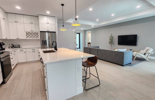 Englewood East Casa | Luxury 4br house, Heated Pool, 13 min to Beach, Family Fun, 100Mbps, Office