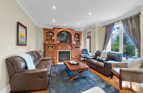 York Casa | Luxury 4BR - Pool Table - 10 min to Yorkdale Mall