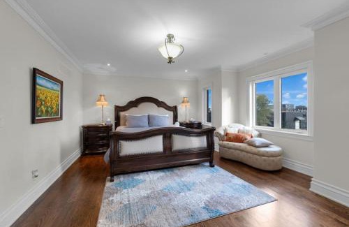 York Casa | Luxury 4BR - Pool Table - 10 min to Yorkdale Mall