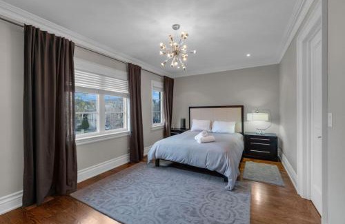 York Casa | Luxury 4BR - Pool Table - 10 min to Yorkdale Mall
