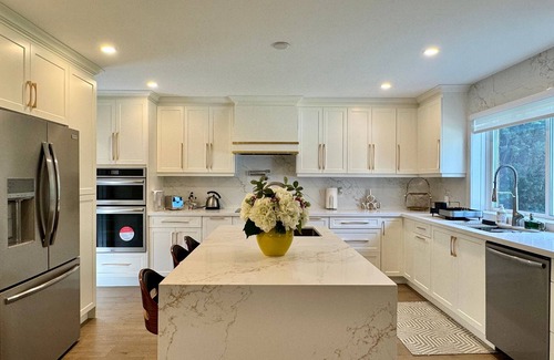 Clarkson-Lorne Park Casa | Luxury 4BR Retreat with Pool, Piano, Spa & Games